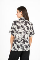 WOMEN'S KNIT MOCC-NECK SHORT SLEEVE PRINTED TOP, WITH SIDE SEAM SLITS