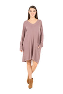 WOMEN'S V-NECK LONG SLEEVE DRESS, WITH LOOSE FLAP PANELS AT THE BACK AND SIDE SEAM POCKETS. A COMBINATION OF SOLID KNIT AND PRINTED WOVEN MATERIALS