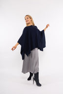 Women’s Knit Poncho. Composition: 40% Polyamide, 35% Viscose and 25% Microfiber. 