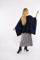 Women’s Knit Poncho. Composition: 40% Polyamide, 35% Viscose and 25% Microfiber. 
