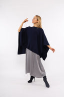 Women’s Knit Poncho. Composition: 40% Polyamide, 35% Viscose and 25% Microfiber. 