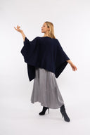 Women’s Knit Poncho. Composition: 40% Polyamide, 35% Viscose and 25% Microfiber. 