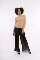Women’s Knit Long Sleeve Sweater. Composition: 28% Polyester, 30% Nylon and 42% Viscose. 