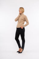 Women’s Knit Long Sleeve Sweater. Composition: 28% Polyester, 30% Nylon and 42% Viscose. 