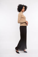 Women’s Knit Long Sleeve Sweater. Composition: 28% Polyester, 30% Nylon and 42% Viscose. 