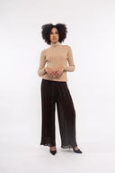 Women’s Knit Long Sleeve Sweater. Composition: 28% Polyester, 30% Nylon and 42% Viscose. 