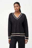 Women's Knit V-Neck Sweater With A Patch Pocket At The Chest And Long Sleeves | M