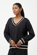 Women's Knit V-Neck Sweater With A Patch Pocket At The Chest And Long Sleeves | M